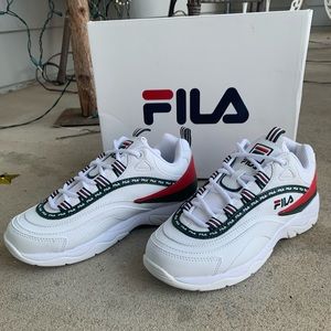 White fila sneakers (fila ray)
